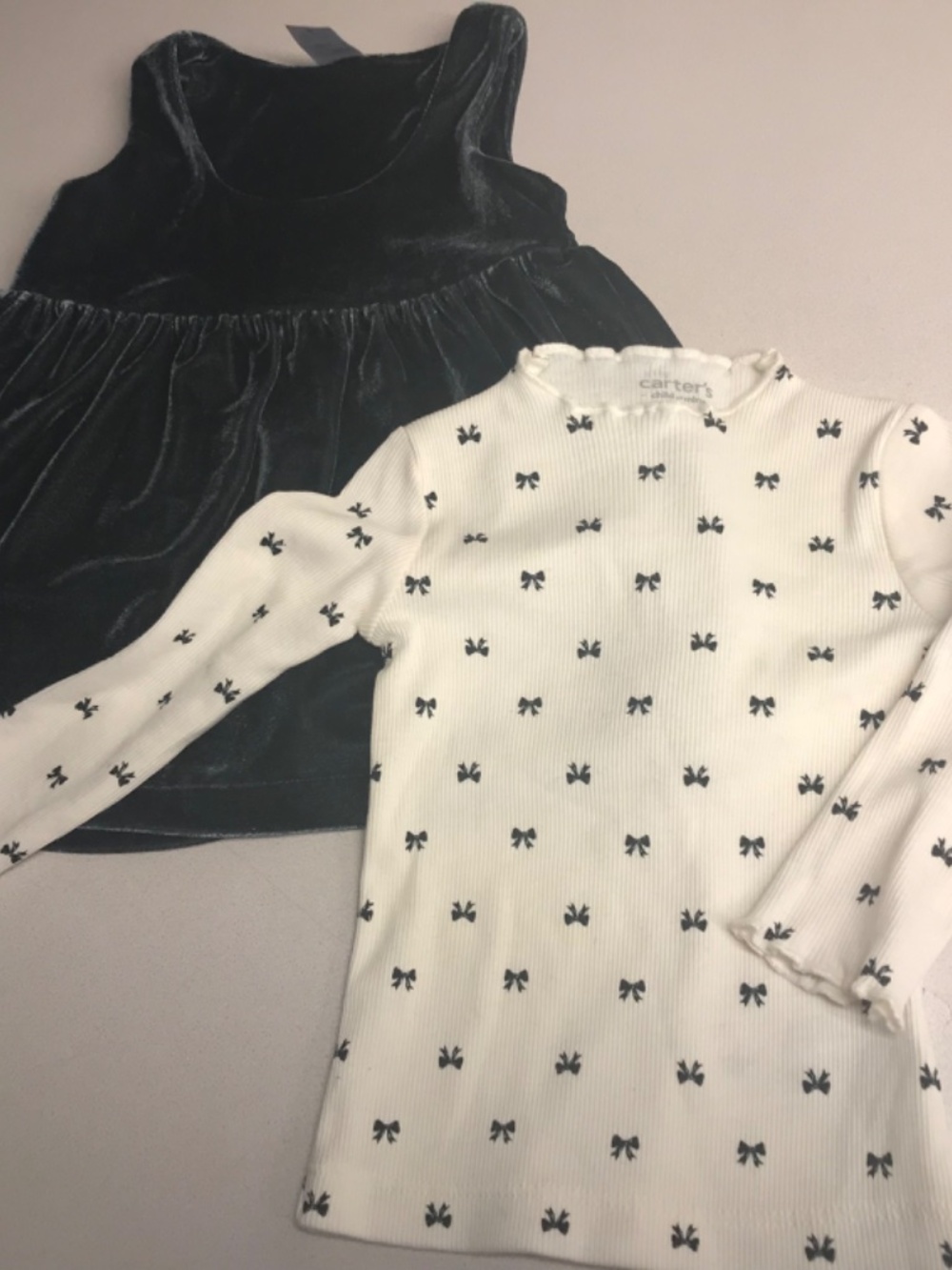 CARTERS GRAY VELVET JUMPER WITH CREAM TOP/BOWS SIZE 12 MONTHS - Picture 2 of 4